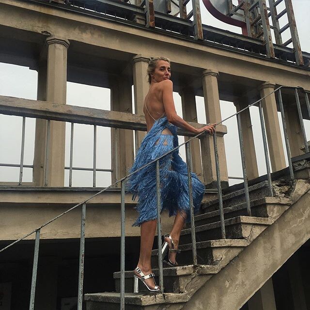 Романс "В небесах солнце сверкает" 
В небесах солнце сверкает,
Твоя улыбка чарует всегда,
Страсть земная ярко пылает,
Всё так же плывут облака.

Звёзды в небе над нами горят,
Ты танцуешь в снах моих,
Мне глаза твои о любви говорят,
Огонь страстей не утих.

Дни счастливые наши летят,
Ветер дует в ночи,
Звёзды в небе над нами горят,
С нами рядом вздыхают мечты.

23.07.2018 год.