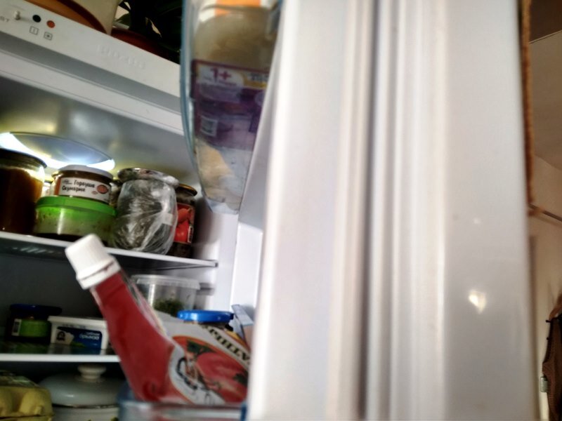 Резиновый уплотнитель холодильника со временем теряет свою эластичность, если за ним не ухаживать