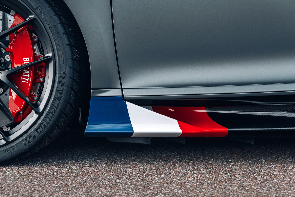 Триколор «Le Bleu-Blanc-Rouge» в синем, белом и красном цветах украшает переднюю часть боковых юбок из черного углеродного волокна.