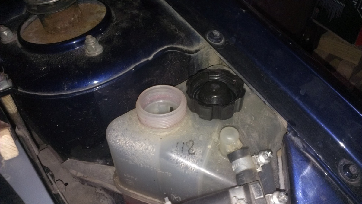 Крышка выполняет роль клапана