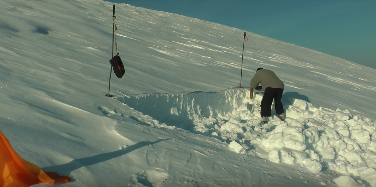 Февраль 2014 года, реконструкция на месте где была установлена палатка Дятлова. Замер горным компасом зафиксировал на этом угол  склона 15º, чуть выше 25º, на северо-восточном отроге Холат-Сахыл в 50-100 метрах выше палатки угол склона 30º.