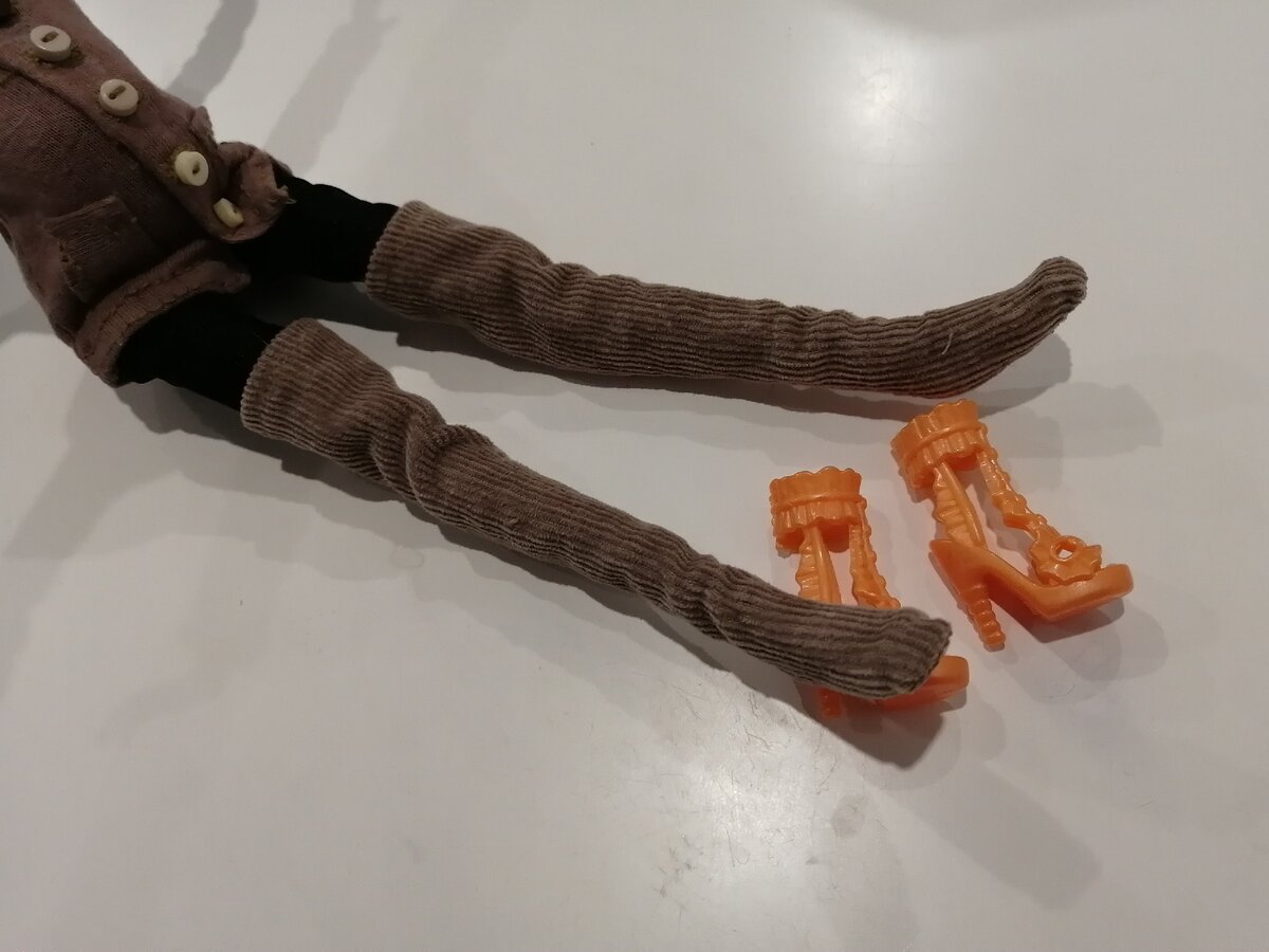 Стандартные туфли МХ, такие в разных цветах обычно одеты на ноги кукол-подделочек