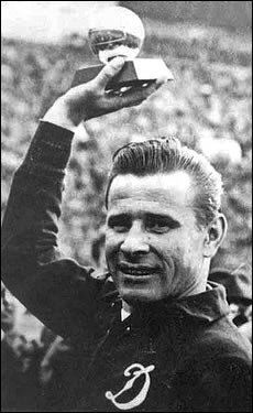 Заслуженный мастер спорта (змс) Лев Яшин. 5-кратный чемпион СССР: 1954, 1955, 1957, 1959 и 1963. 3-кратный обладатель Кубка СССР: 1953, 1967 и 1970 в составе "Динамо" Москва
В списке 33-х лучших игроков сезона – 14 раз – рекорд советского футбола.
Лучший вратарь СССР (приз журнала «Огонёк») 1960, 1963 и 1966 годов.
За сборную СССР сыграл 74 матча. За сборную страны выступал до 38 лет – 14 сезонов подряд,
Олимпийский чемпион 1956 года. Обладатель Кубка Европы 1960 года. Серебряный призер Кубка Европы 1964 года. Участник чемпионатов мира 1958, 1962, 1966 (4-е место) годов.
В 1963 году. первым и единственным среди вратарей был признан лучшим футболистом Европы и награжден «Золотым мячом».
Лучший вратарь XX века по версии ФИФА.