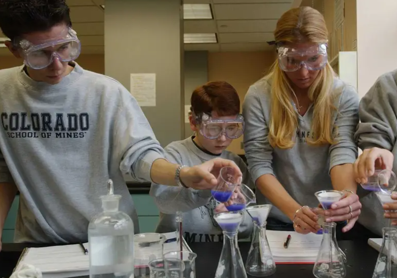 Первокурсники Горной школы Колорадо: Дилан Джонс, 10 лет, второй слева