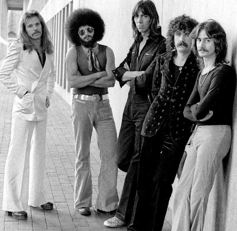 Группа Boston. Их дебютный альбом входит в число наиболее продаваемых за всю историю рок-музыки.