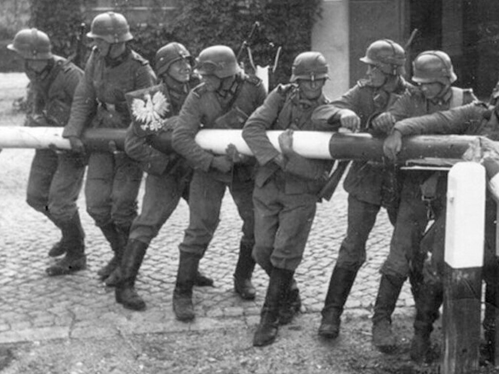 Немецкие солдаты ломают шлагбаум на границе с Польшей 1 сентября 1939 года.