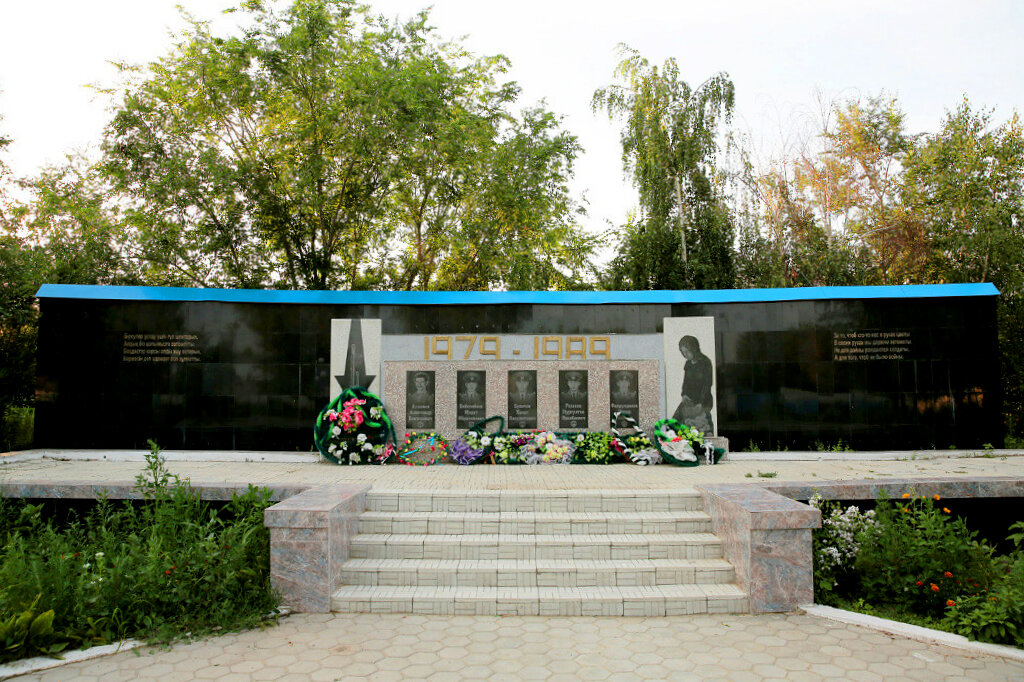 Асламов Александр, Бейсембаев Марат, Букетов Канат, Разаков Нурсултан, Фахрутдинов Латиф - ребята - земляки погибшие на Афганской войне.