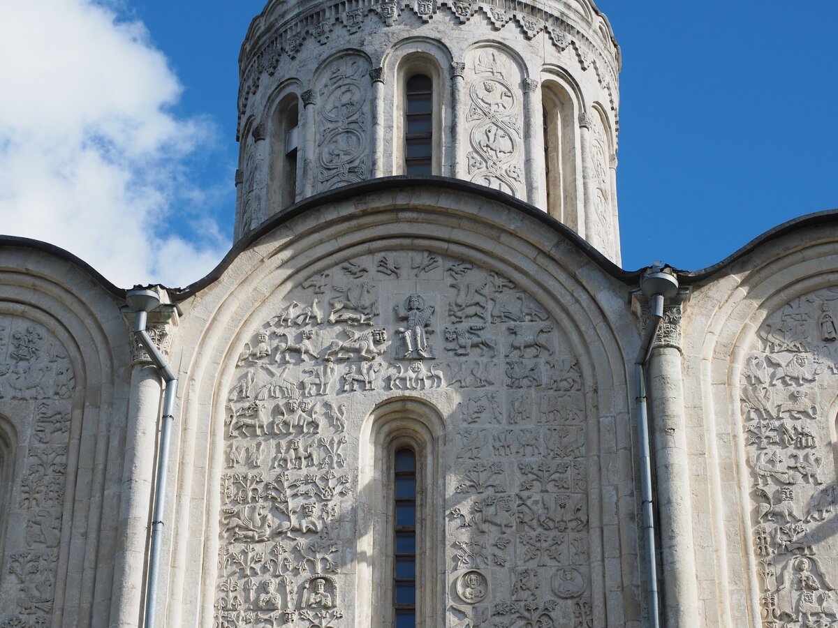 Дмитриевский собор во Владимире, построен в конце 12-го века