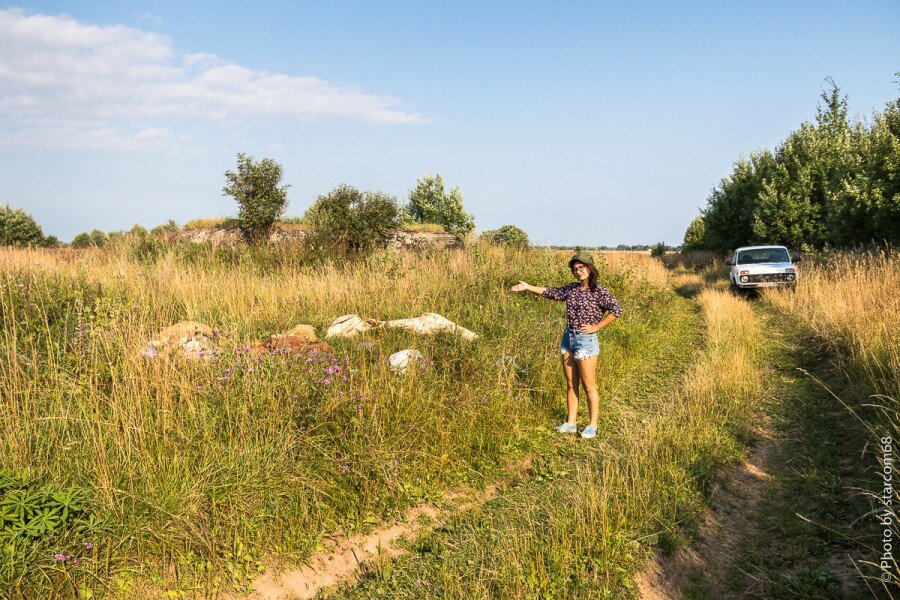 Вид на КНП 39 и кучу мусора с ЮВ. Как не стыдно выбрасывать мусор на природе? Фото августа 2018 года. 