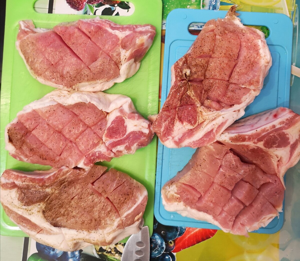 Надрезаем мясо. 