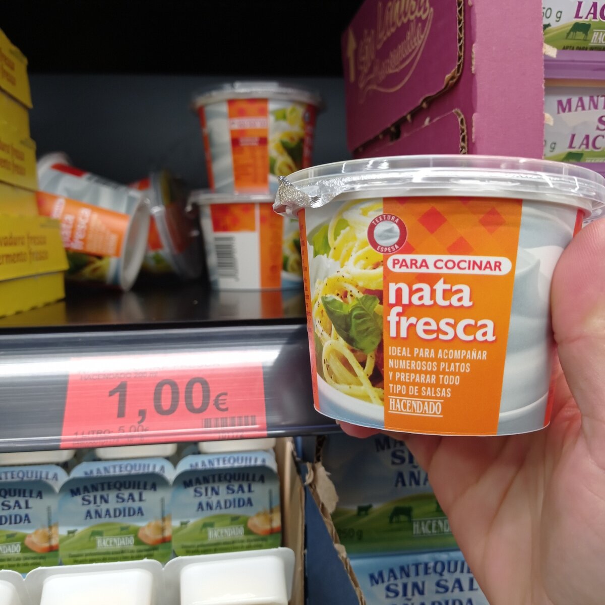 Аналог нашей сметаны. 200 г за 1 евро.