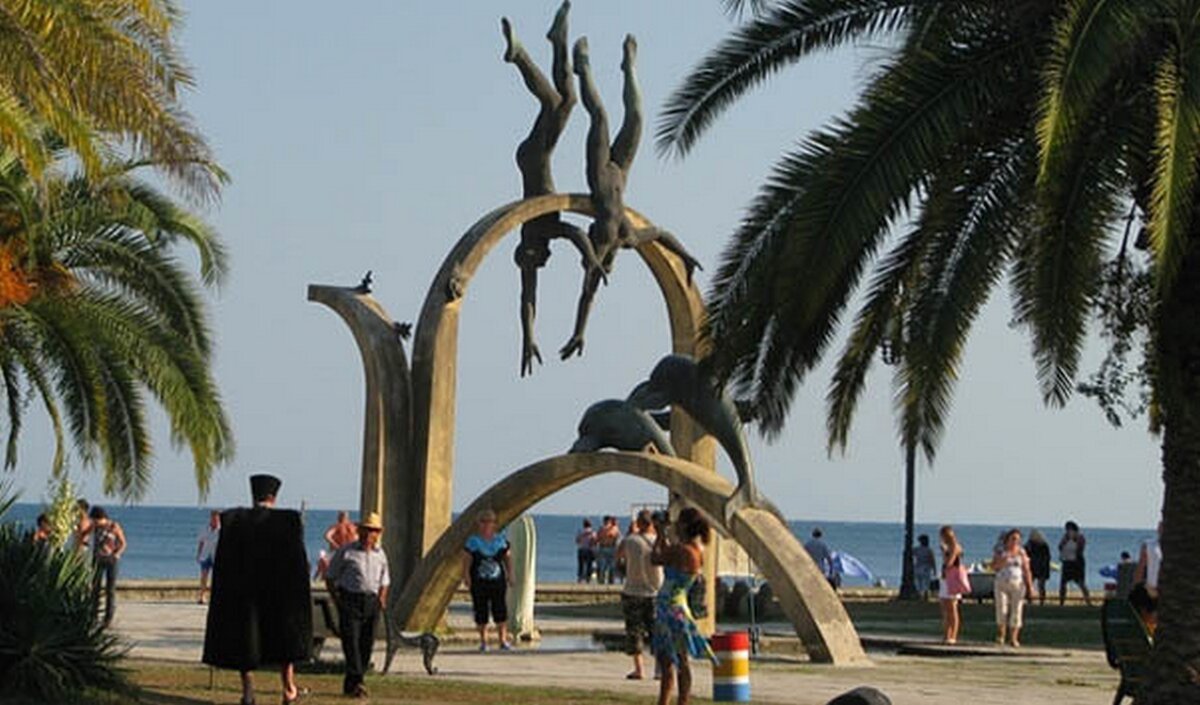 Центральный пляж Пицунда памятник