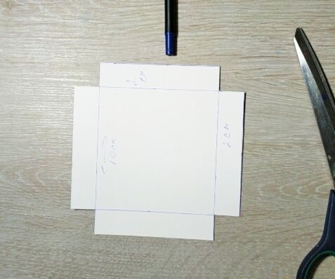 Донышко коробочки. Для крышки такая же заготовка, только к этим размерам прибавить 0,5 см.