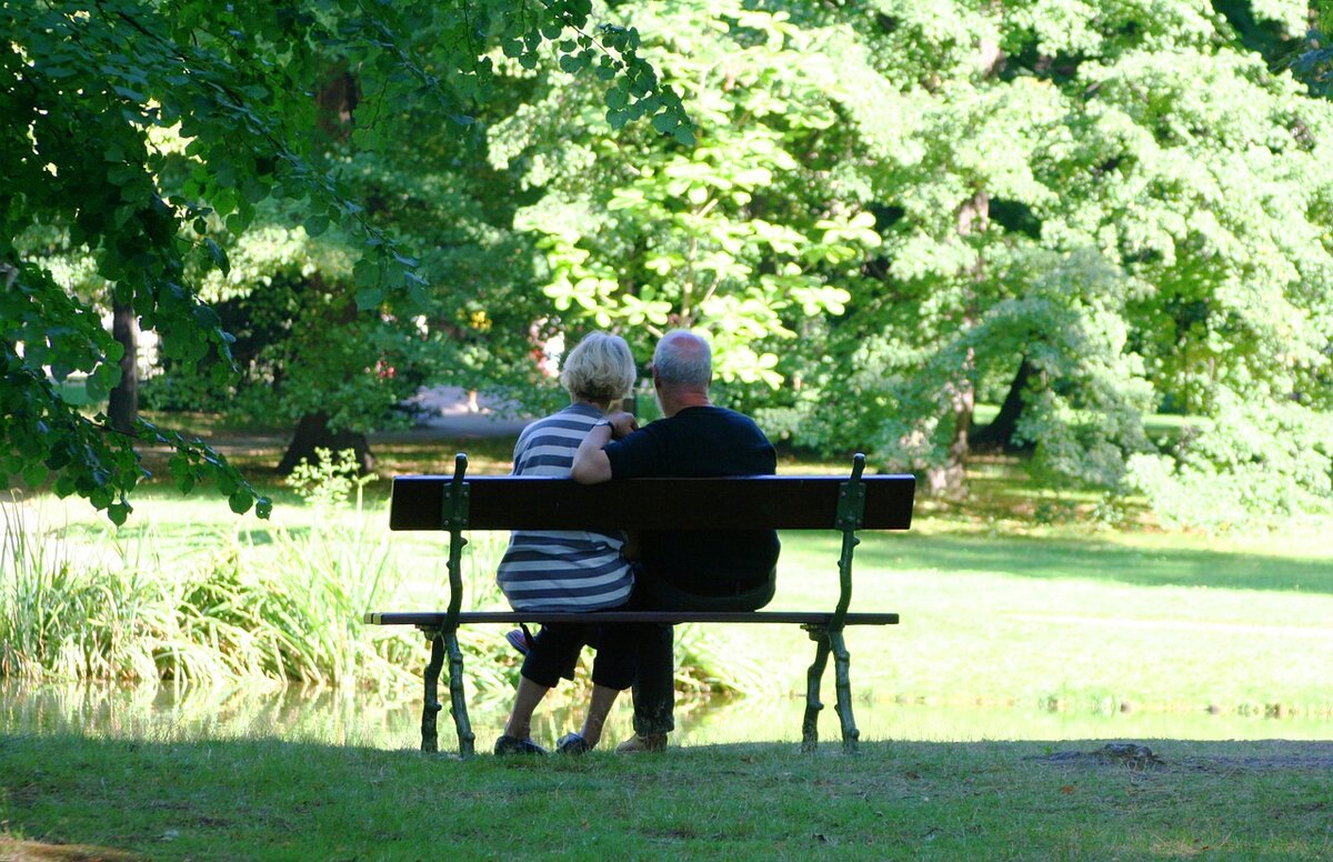 Источник: https://pixabay.com/photos/pair-park-grandma-grandpa-406257/
