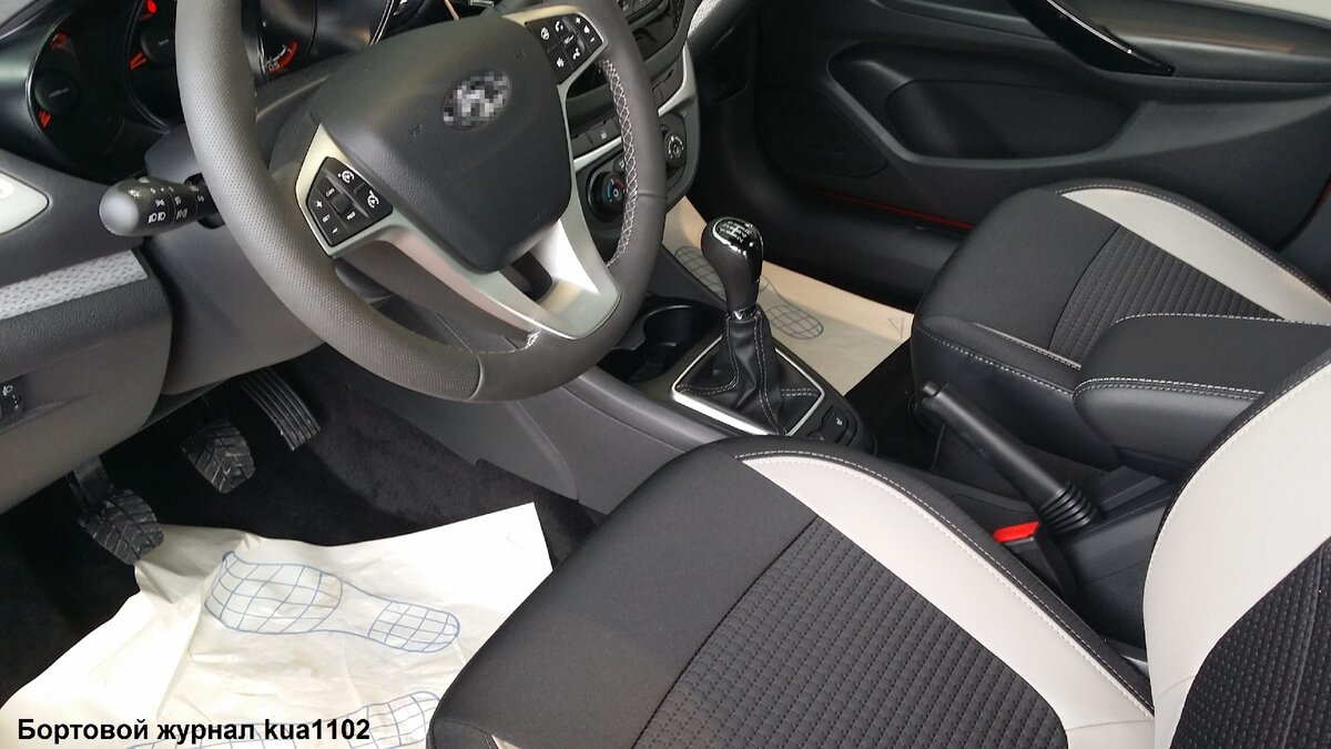 Цветовая гамма салона автомобиля в исполнении Black. Автор фотографии kua1102