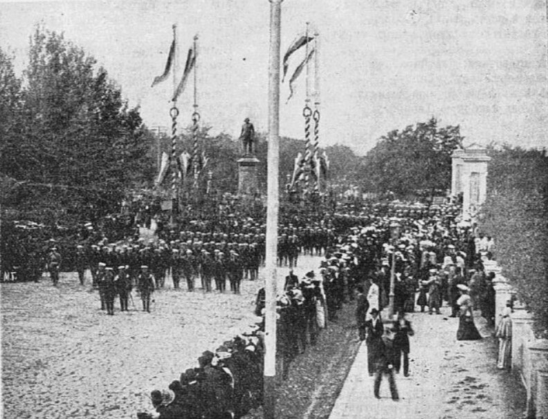 14 мая 1903 года. Торжественный марш войск на открытии памятника Императору Петру I. Фото из газеты.