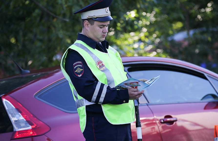 Инспектор читает ПДД