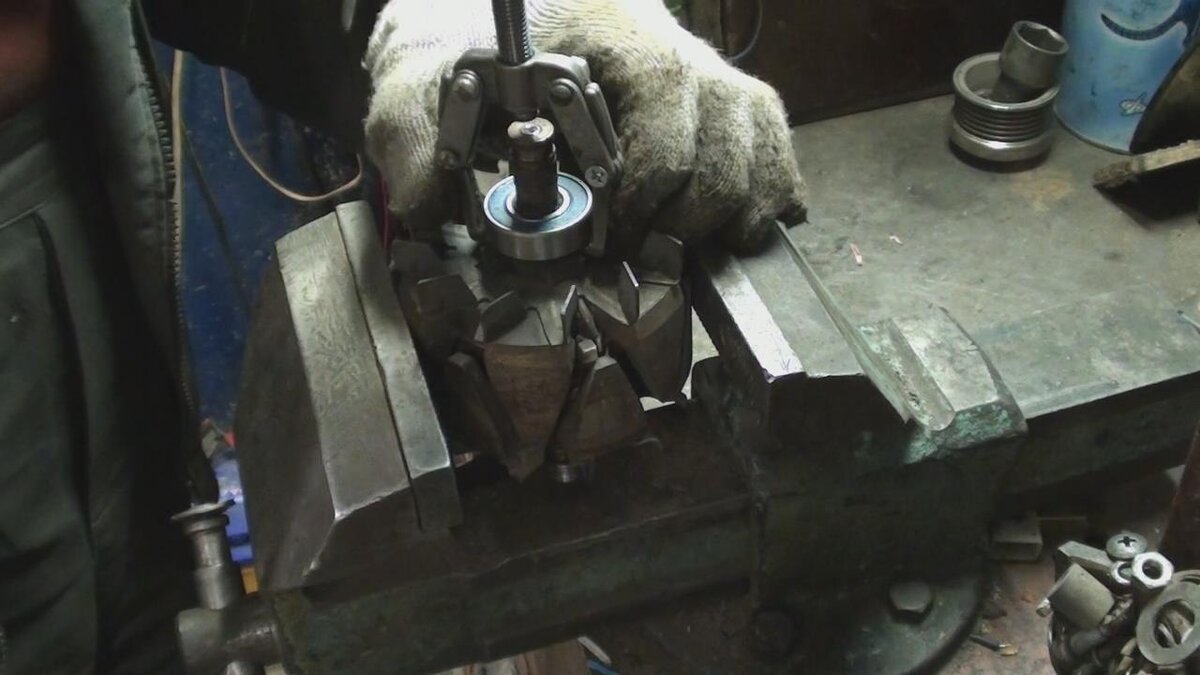 Закрепляем съемник на валу и снимаем подшипник. Источник Youtube Канал Автоэлектрик Е
