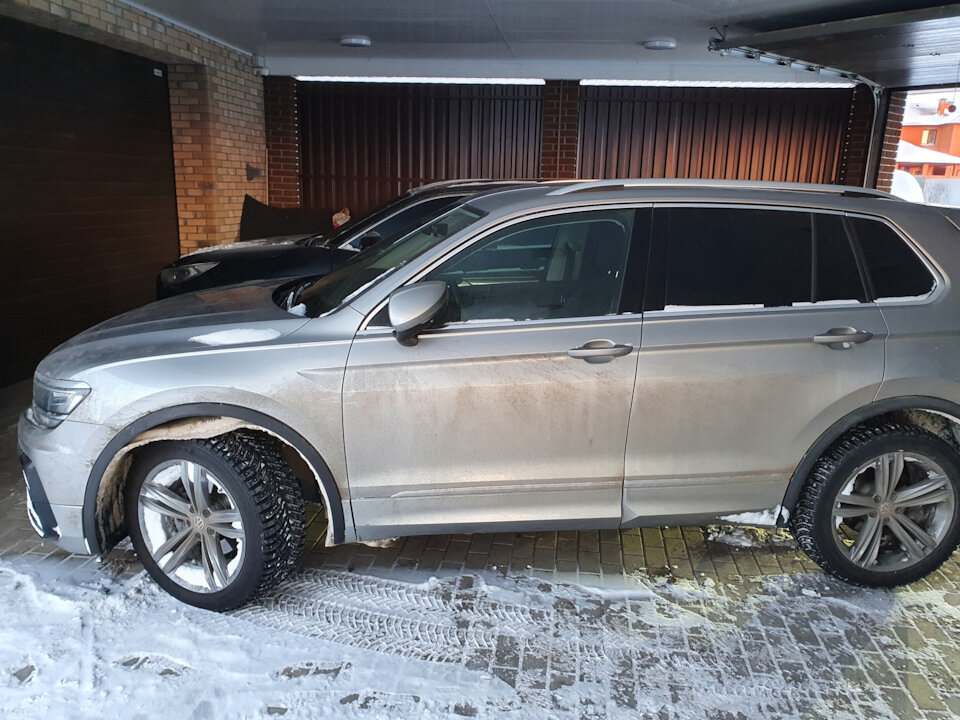 С длиной разрыв увеличивается. Тига короче на 11,4 см. Вероятнее всего отсюда и организуется их большой разрыв в размерах багажника.