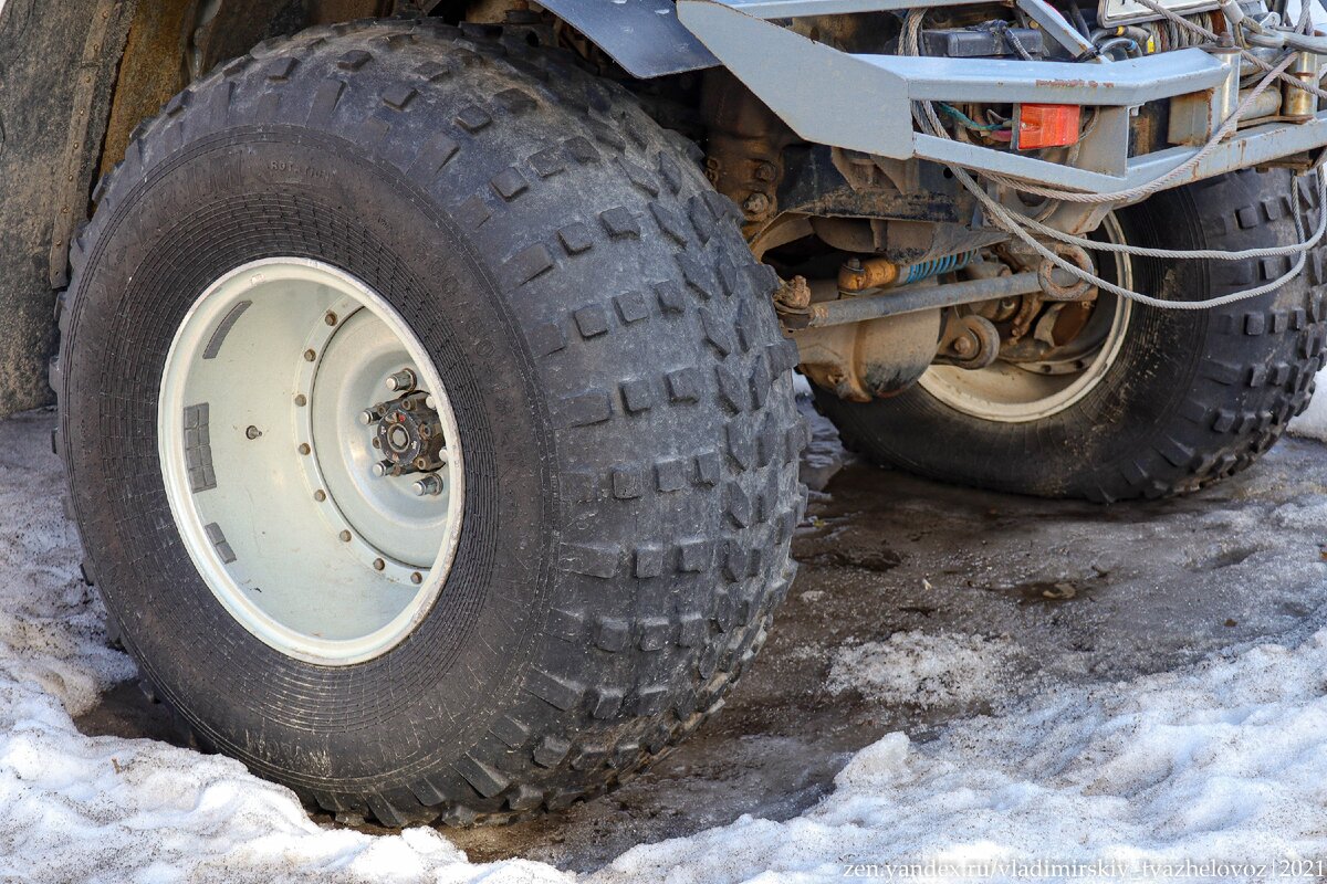 Что-то мне подсказывает, что подвеска поднята не на сантиметр;)