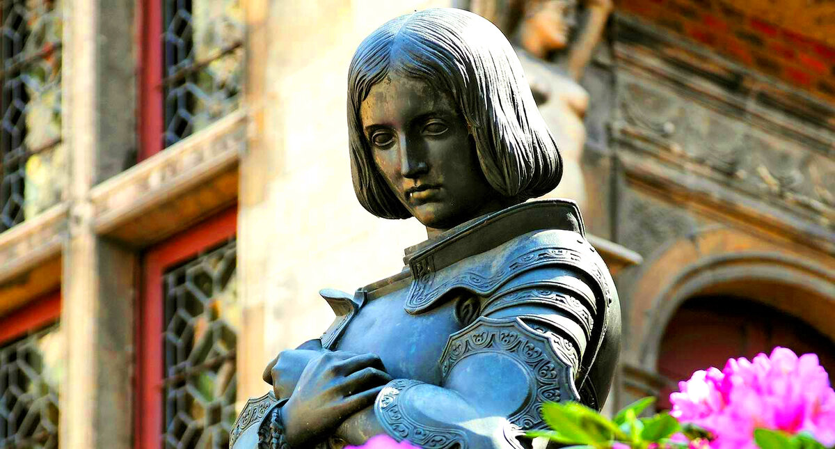 Каждая женщина - немного Жанна Д'Арк, Дева в доспехах и с мечом наперевес. 