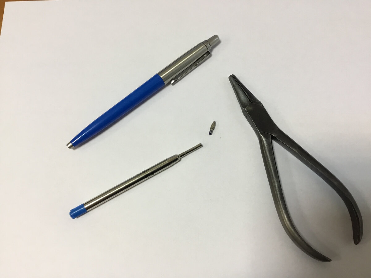 Аккуратно вытащите пишущую головку из оригинального стержня и установите ее в аналог