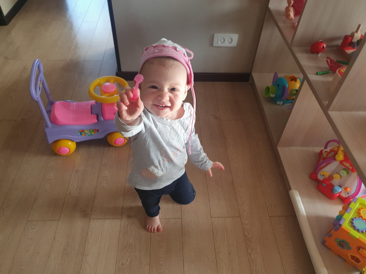 Пытается кормить маму