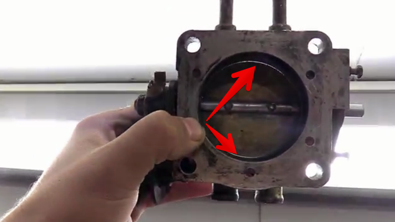 на просвет видно неполное прилегание дроссельной заслонки