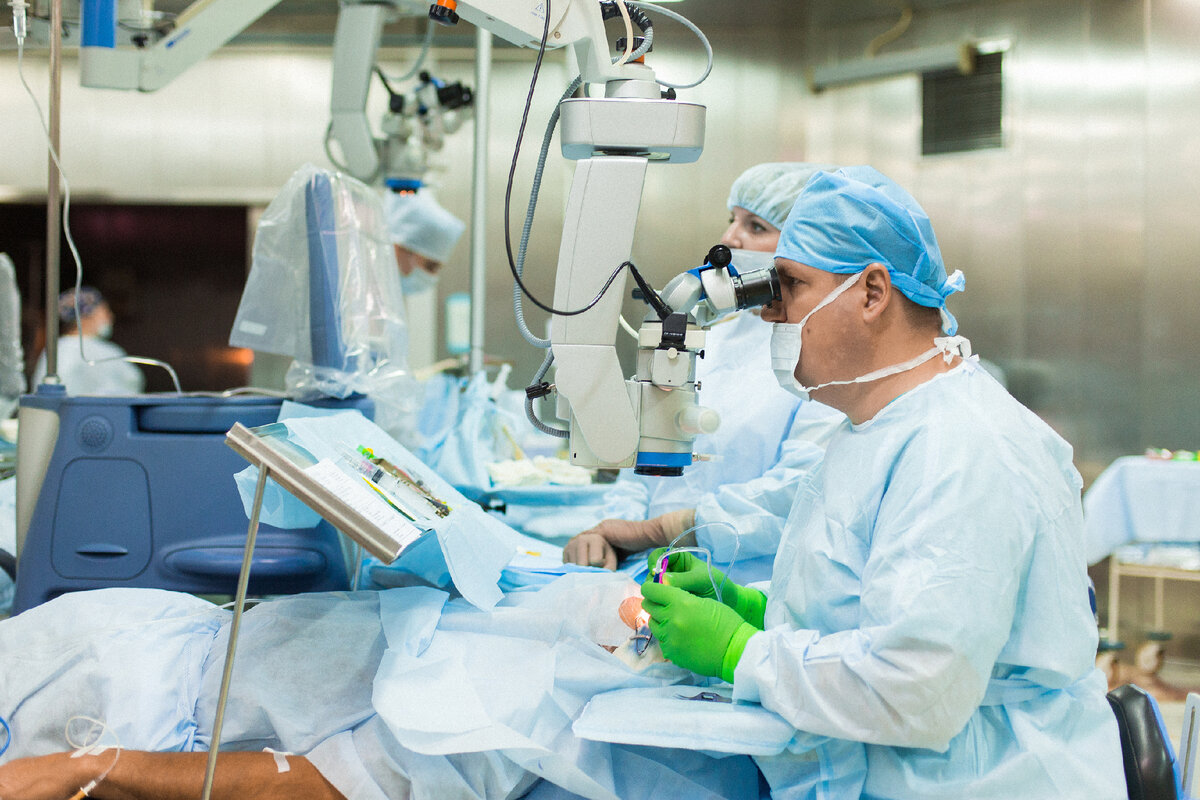 Лазерная трабекулопластика фото. Операция на глаза глаукома. Операция глаукома синустрабекулэктомия. Витреоретинальная хирургия. Хабаровск клиника федорова глазная микрохирургия глаза.