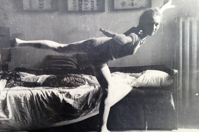 Елена позирует для матери