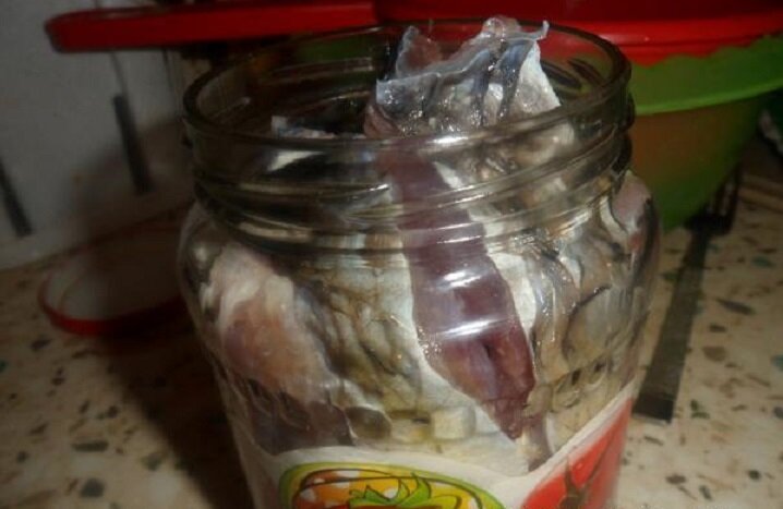 рецепт засолки рыбы горбуши. солёная красная рыба в домашних. засолить красную рыбу. разделка форели для засолки. в баночке соленая форель с сыром.