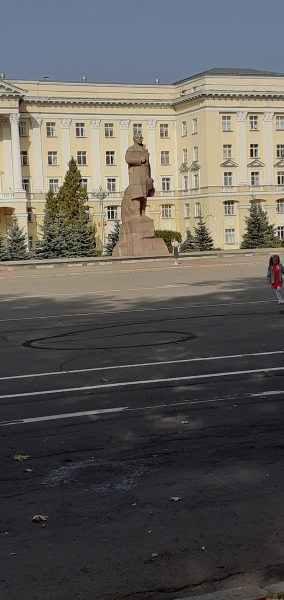 И Ленин всегда молодой.  В Смоленске он какой молодцеватый  с характерным положительным жестом.   И Ленин на фоне двуглавых орлов.