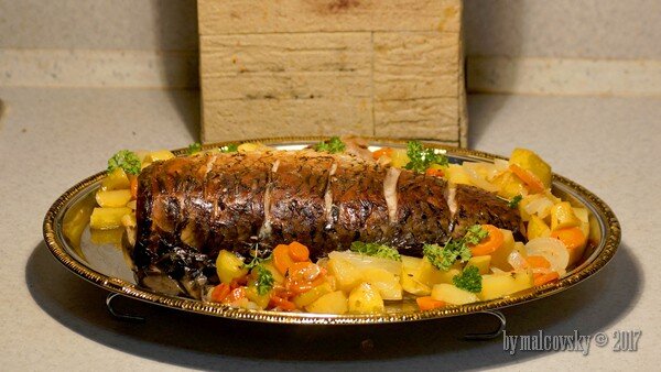 Сазан с овощами и лимоном в духовке