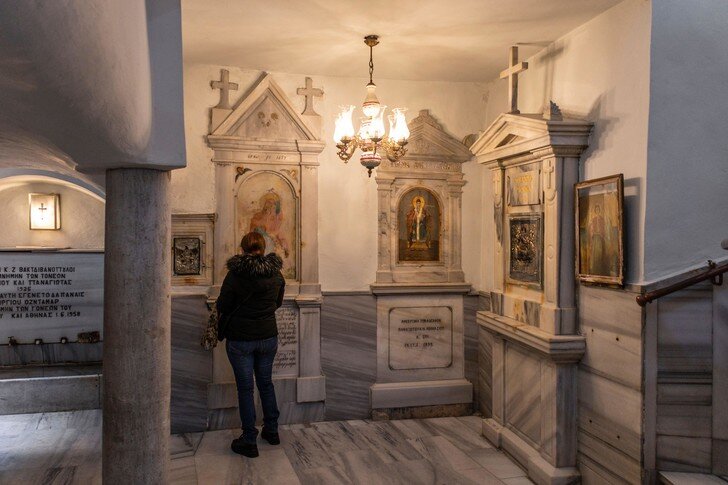 Источник можно найти в одном из подвальных помещений церкви, где каждый может набрать целебной воды. Фото: Legion Media