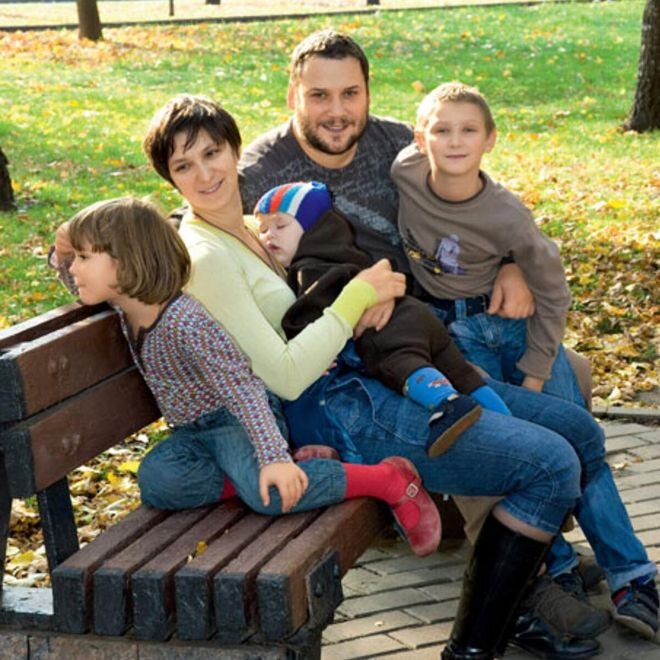 Олеся Железняк с мужем и детьми