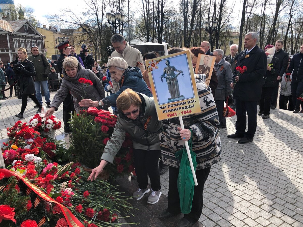 Возложение цветов к Стеле «Город воинской славы». Фото: gatchina-news.ru