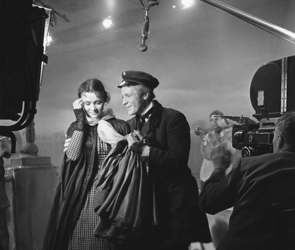 Людмила Марченко и Олег Стриженов на съемках фильма «Белые ночи», 1959 год. Фото: РИА «Новости» (Ю. Абрамочкин)