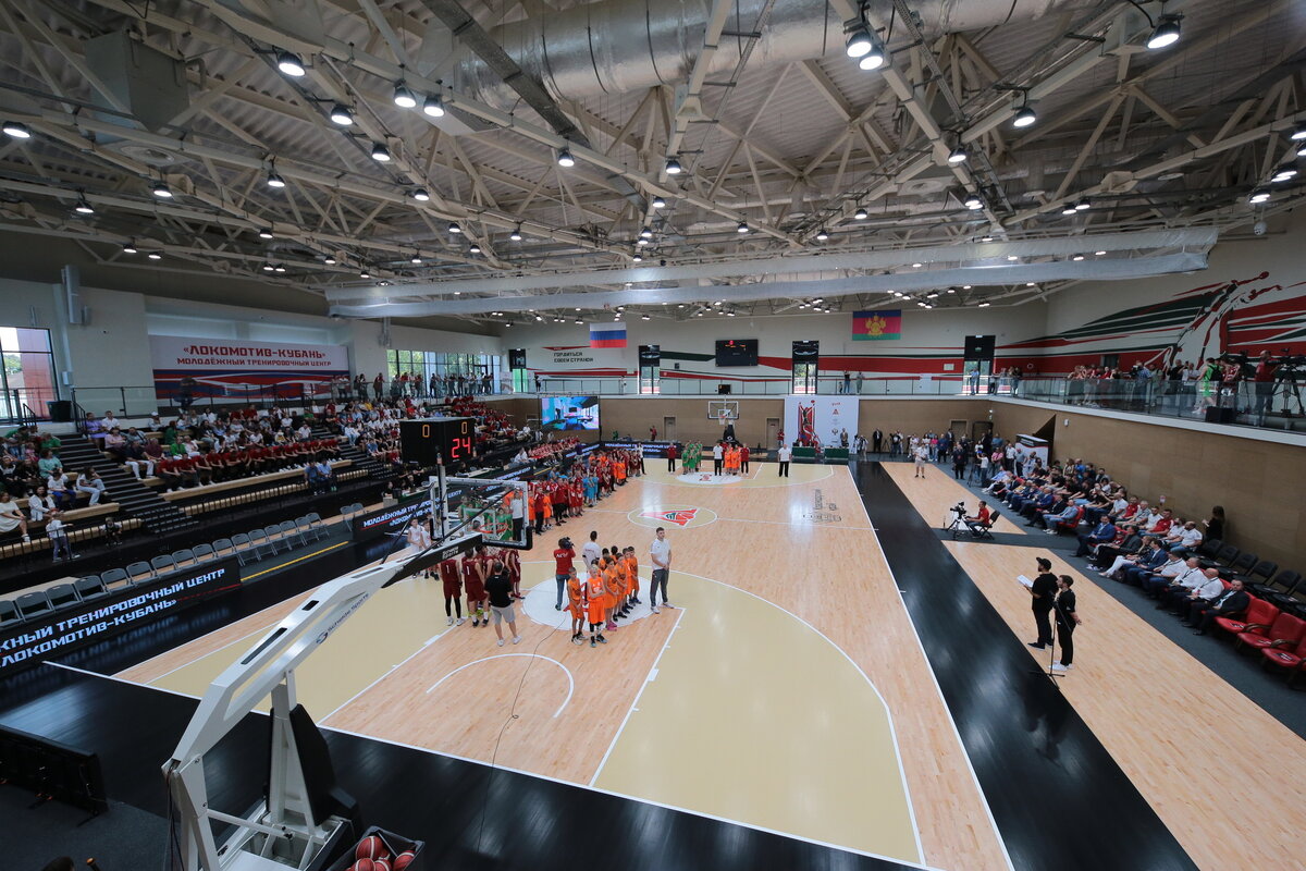    Парад команд проекта «Локостарт», направленного на развитие детского баскетбола. На данный момент в него входят 17 общеобразовательных школ Краснодара / Фёдор Обмайкин