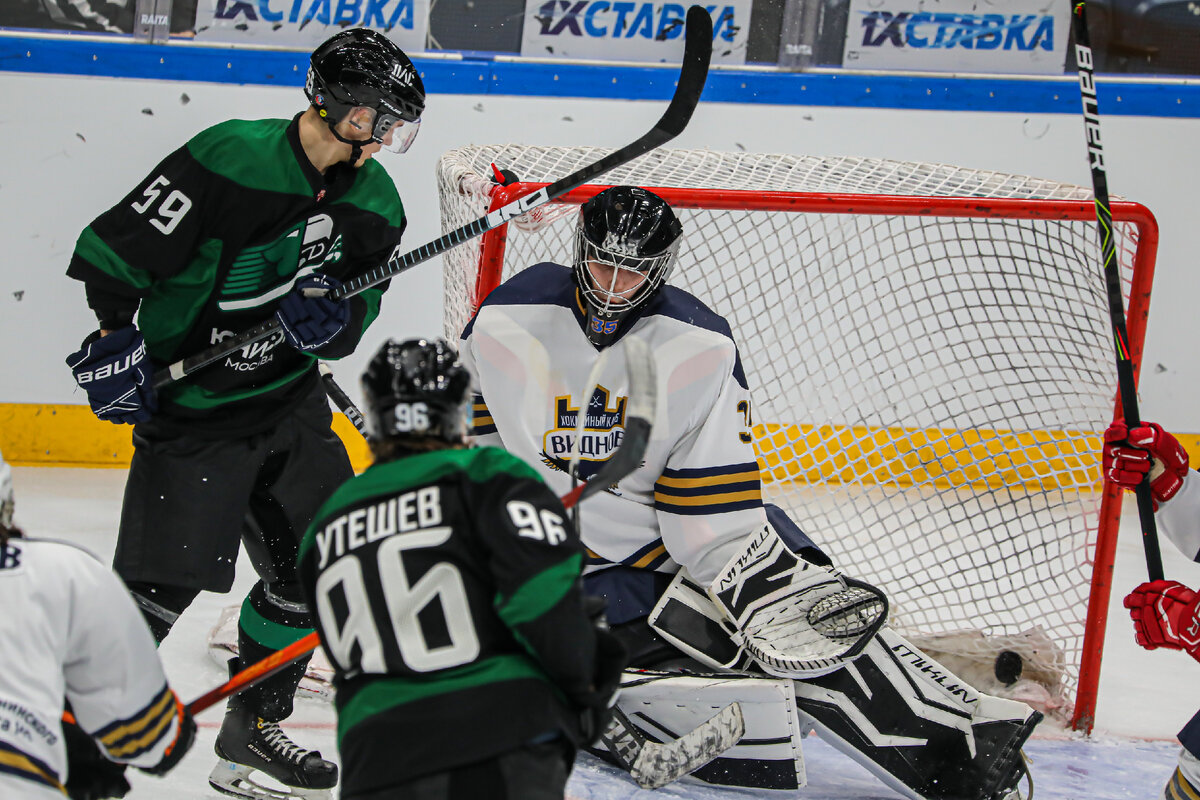 Владимир Утешев забрасывает шайбу