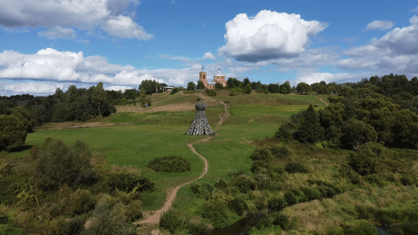 Живописный высокий берег с «Маяком» и Троицкой церковью