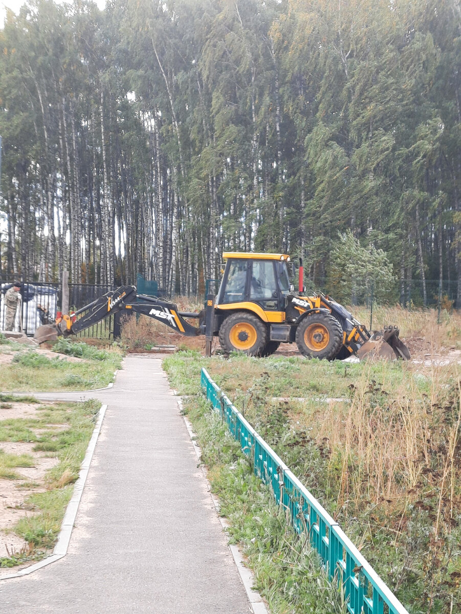 На фото: трактор - экскаватор Турецкого производства от фирмы SANKO (снимал сам)