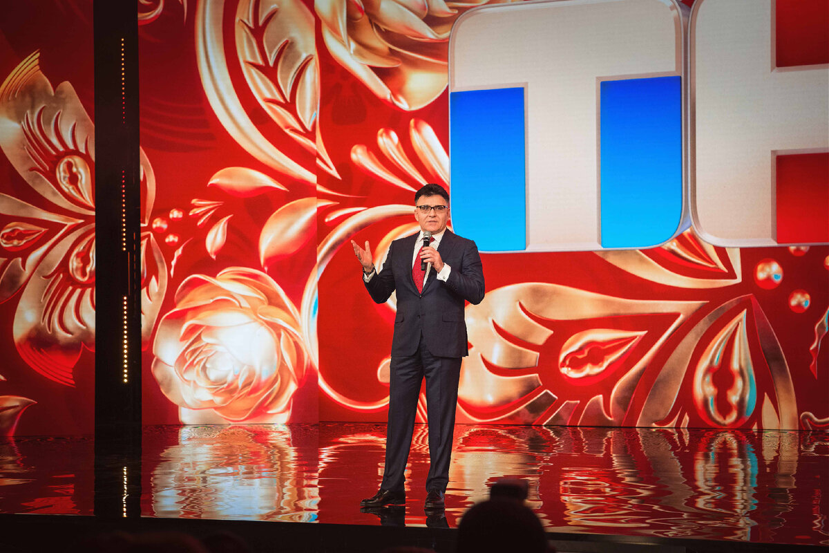 Александр Жаров