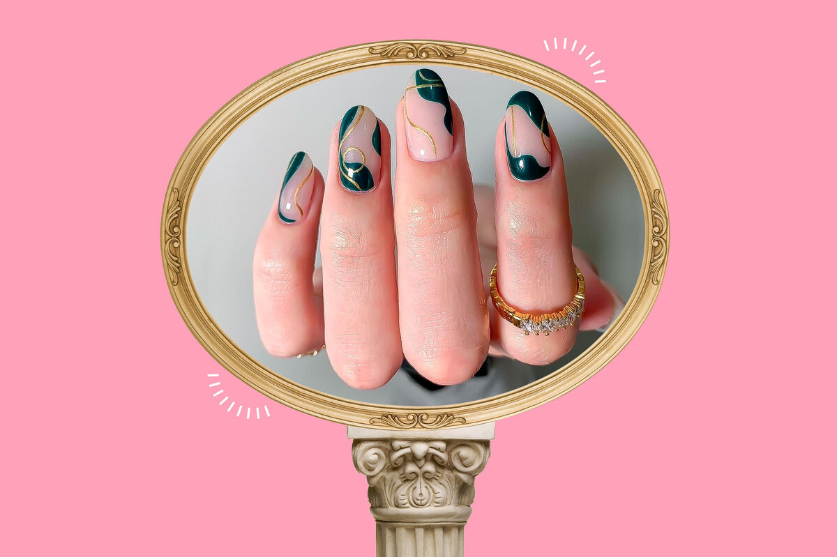     Праздничные идеи маникюра: 5 стильных вариантов с глиттером, стразами и рисунками