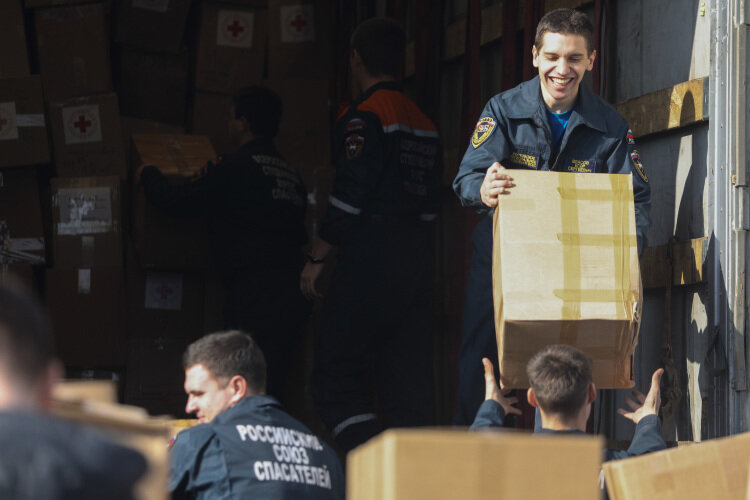   В августе в Лисичанск ушли первые полторы тонны гуманитарного груза с продуктами, в сентябре была оказана гуманитарная помощь детям, а 24 октября отправлена еще одна партия гуманитарной помощи, теплые вещи, продукты питания Фото: «БИЗНЕС Online»