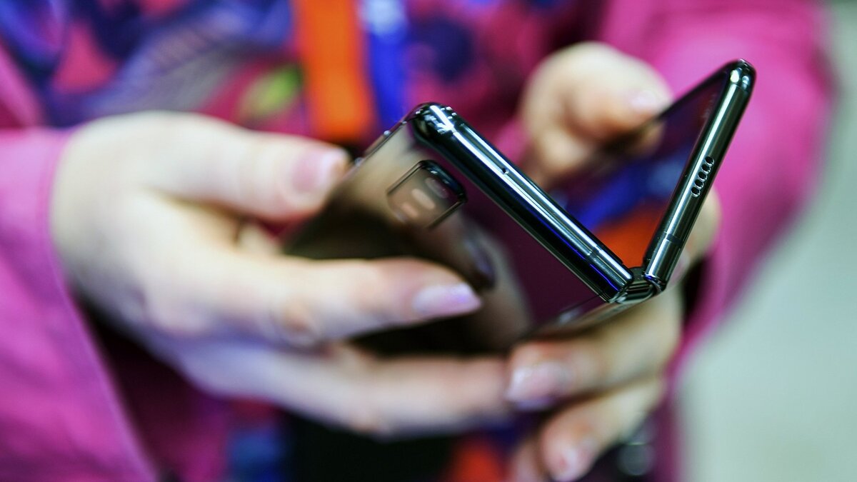    %Новый складной смартфон Samsung Galaxy Fold© РИА Новости . Владимир Песня