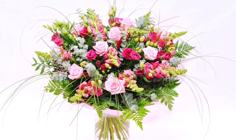    Классический букет цветов по спиралиИсточник: Кадр из видеоролика