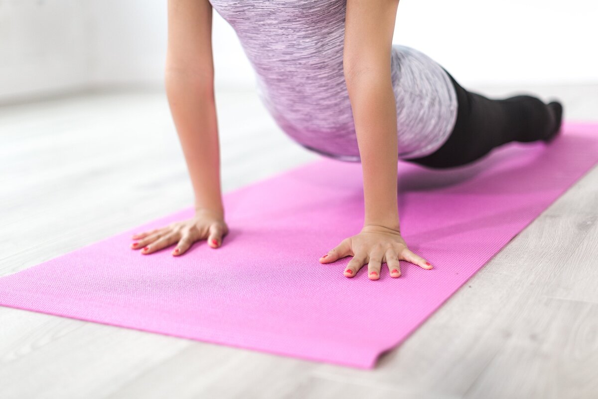 Изображение взято с ресурса: https://pixabay.com/ по ссылке: https://pixabay.com/tr/photos/insanlar-kad%c4%b1n-pembe-yoga-mat-2562216/