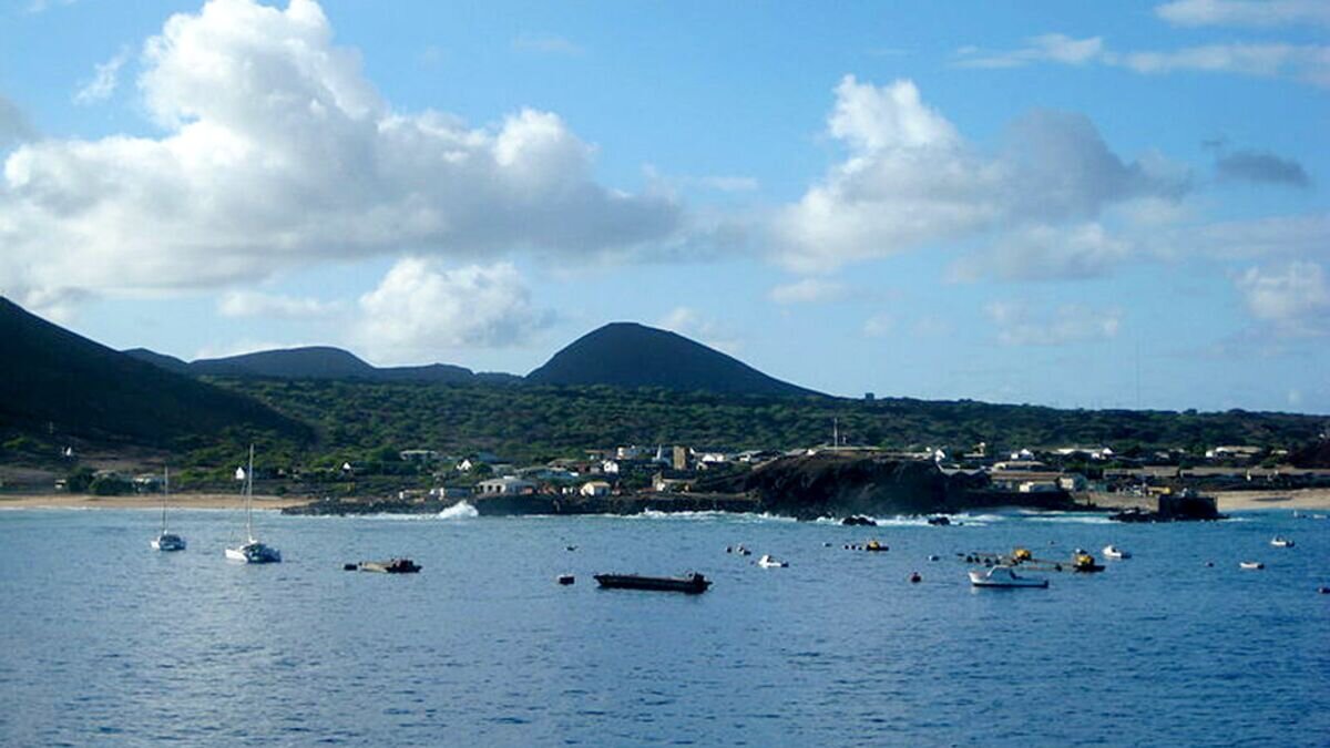    Вид на административный центр острова Вознесения ДжорджтаунCC BY-SA 3.0 / LordHarris / Georgetown, the capital of Ascension