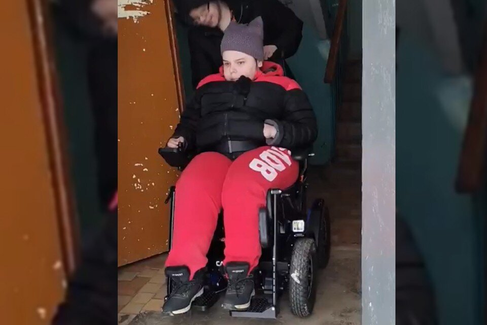     Анна на улице! И спустилась она сама! Фото: скрин с видео из семейного архива.