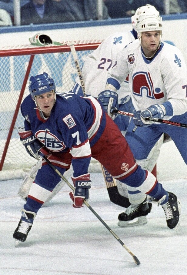    Нападающий «Виннипега» Кит Ткачак (слева).